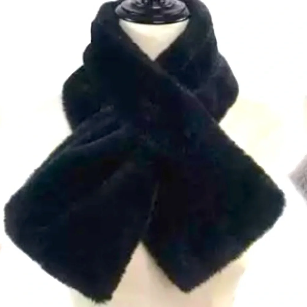 ❄️BLACK SUPER SOFT FAUX FUR SCARF SHAWL. SOFT FAUX FUR SLIDE PULL THROUGH SLIT - Picture 1 of 2